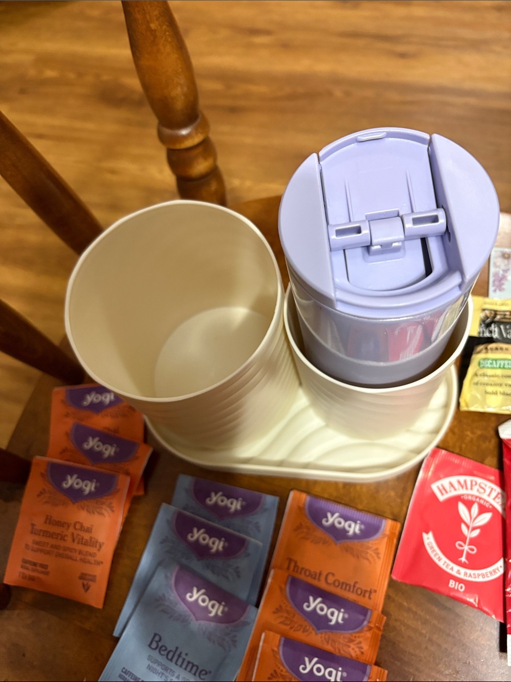 Starbucks cup with yogi tea bags in beige containers. Tea bags in container. - Picture 6 of 16